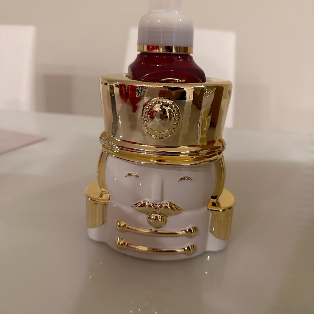 NUTCRACKER
Gentle Foaming Soap Holder